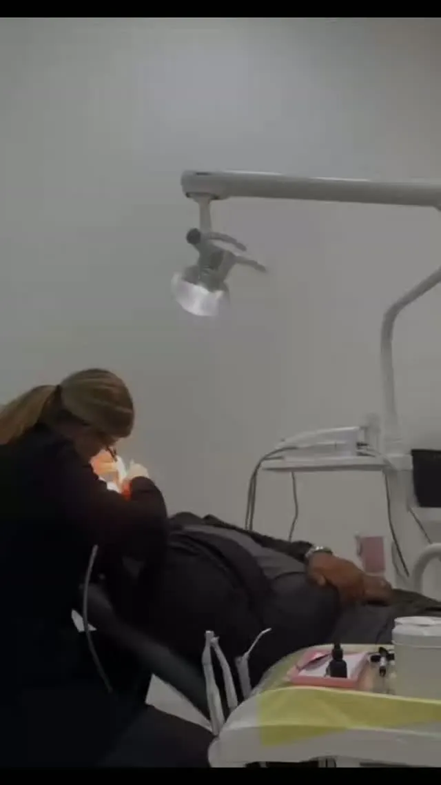 Dentista da equipe Sorria Paranavaí atendendo paciente na cadeira odontológica