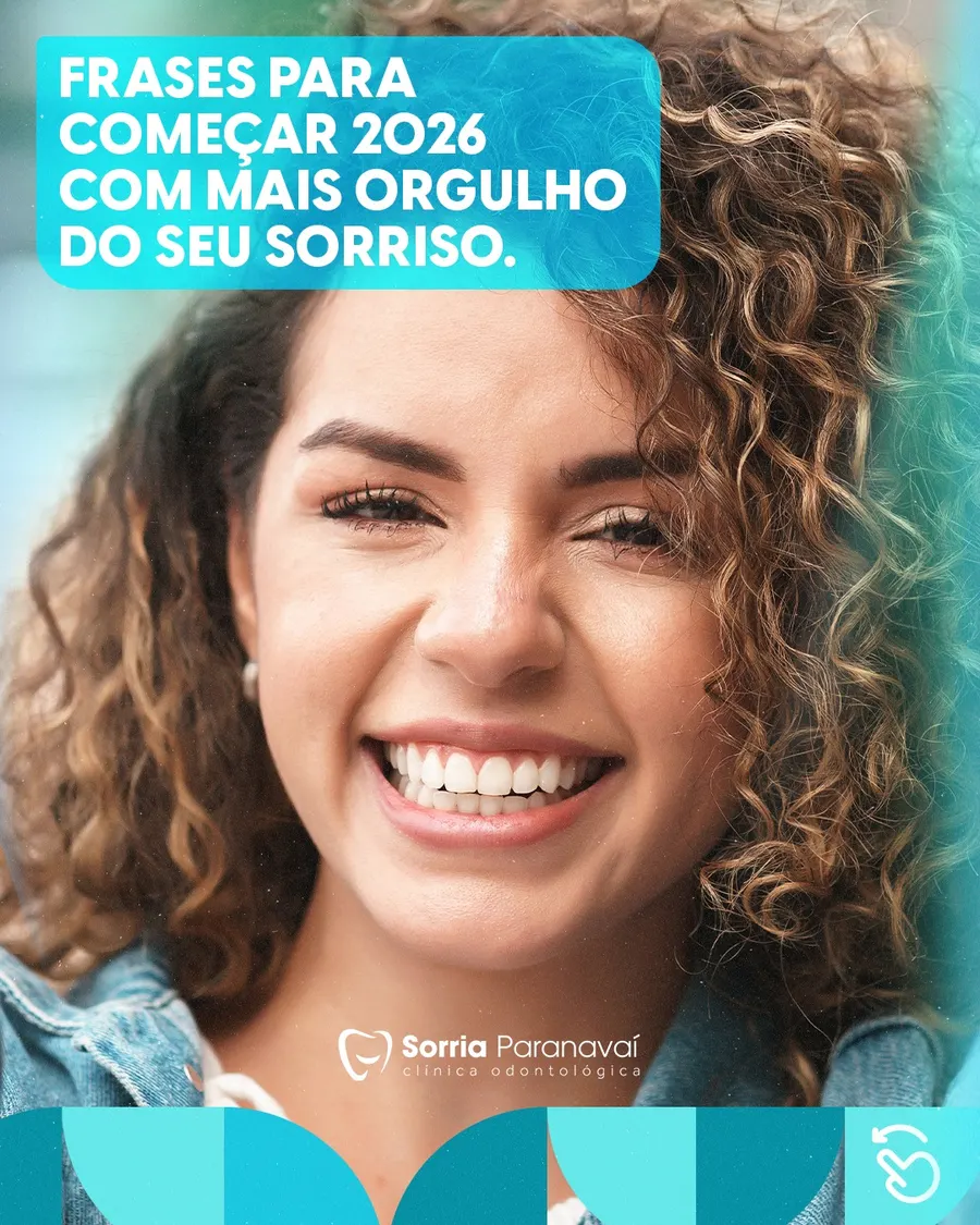 Mulher de cabelos cacheados sorrindo, arte Frases para começar 2026 com mais orgulho do seu sorriso